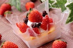 ウィンターフェスタメニュー|とちおとめとメープルロールケーキ 420円|とちおとめの酸味とカナダ産メープルの優しい甘さがベストマッチ!!