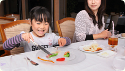 フレンチ・和食の各レストランでは、楽しくお食事しながら学ぶことができます