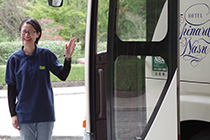 バスでご案内