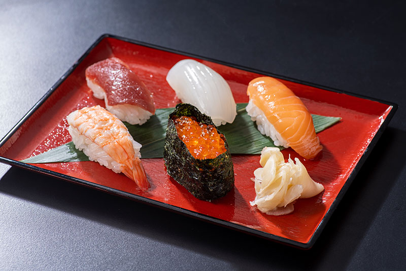 握り寿司（鮪・鯛・いくら）、ガリ、赤出汁