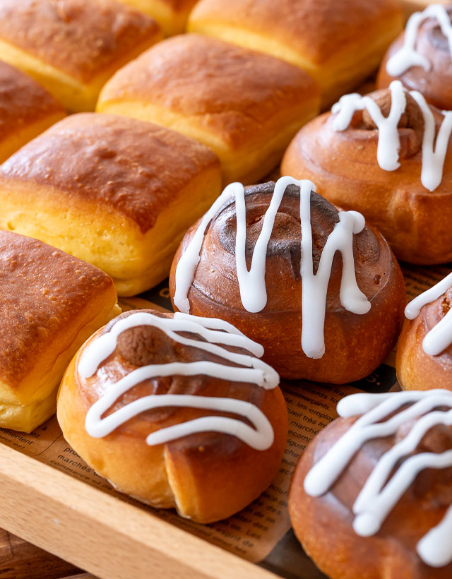 種類豊富な焼き立てパン