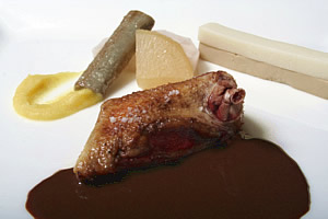 フランス産仔鳩胸肉のロティ、フォアグラと天王寺蕪のフィネス アバのアクセント