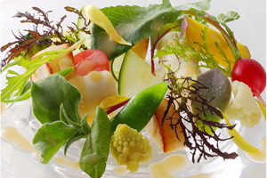 高原野菜に彩られた帆立貝のポワレとフランの一皿　ヴィネグレットと帆立のジュ