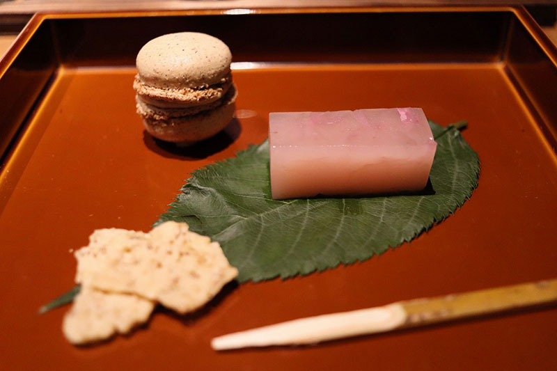 栃木名産”とちおとめ”と今牧場”りんどう”のアイス　桜羊羹　ほうじ茶まかろん　千菓子