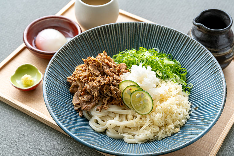 牛しぐれぶっかけ冷やしうどん　温泉卵・小鉢付き