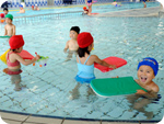 室内温水プールは小さなお子様もスイミングキャップ・水着用オムツ着用でご利用いただけます。